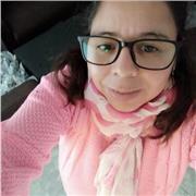 Profesora de historia imparte clases a estudiantes de nivel secundario y terciario